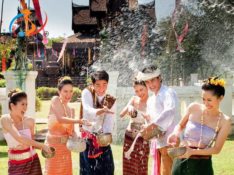 1. Songkran (Lễ hội té nước) 1. Songkran (Lễ hội té nước)
